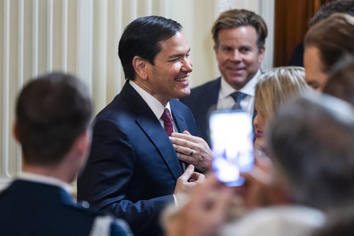 21 de maio de 2025, Washington, Distrito de Colúmbia, EUA: O Secretário de Estado dos Estados Unidos, Marco Rubio, aguarda para se juntar ao Presidente Donald Trump para dar as boas-vindas aos campeões de basquete universitário masculino da NCAA de 2025, 