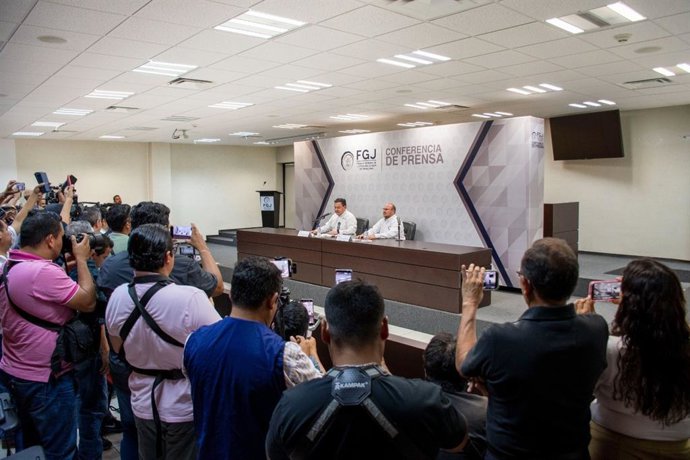 O procurador-geral de Tamaulipas, Irving Barrios Mojica, juntamente com o secretário-geral do Governo de Tamaulipas, Hector Joel Villegas, em uma coletiva de imprensa.
