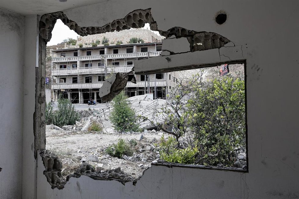 Archivo - Vista de una vivienda dañada en Hanaouay, sur de Líbano, por ataques del Ejército israelí