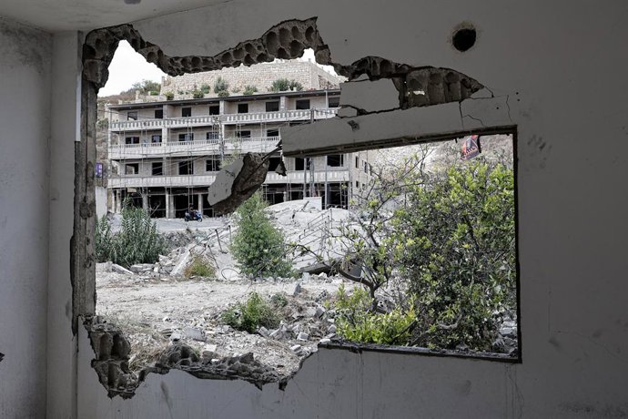 Archivo - Arquivo - 21 de agosto de 2024, Hanaway, Líbano: Vista geral de uma casa danificada no vilarejo de Hanaouay, sul do Líbano, onde o soldado do Hezbollah Ali Ahmad Hissein foi morto em julho de 2024 em um ataque das Forças de Defesa de Israel (IDF