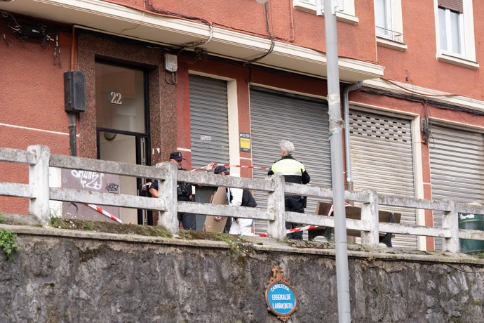 Agentes de policía en la entrada del bloque de viviendas donde un hombre de 43 años ha matado a su hija de 13, a 30 de mayo de 2025, en Bilbao, Vizcaya, País Vasco (España).