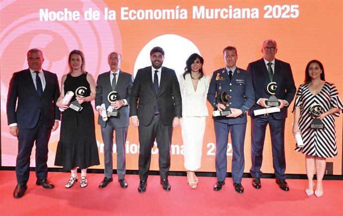El presidente de la Comunidad, Fernando López Miras, junto a los galardonados en los Premios Cámara 2024