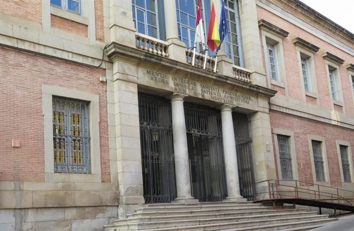 Las condecoraciones reconocen trayectorias y actuaciones destacadas.