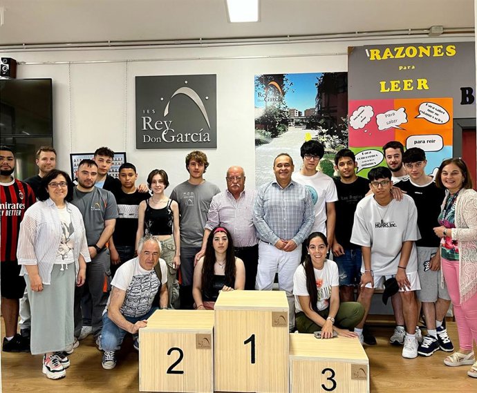El IES Rey Don García entrega un pódium artesanal a Uruñuela como parte de un proyecto de Aprendizaje-Servicio