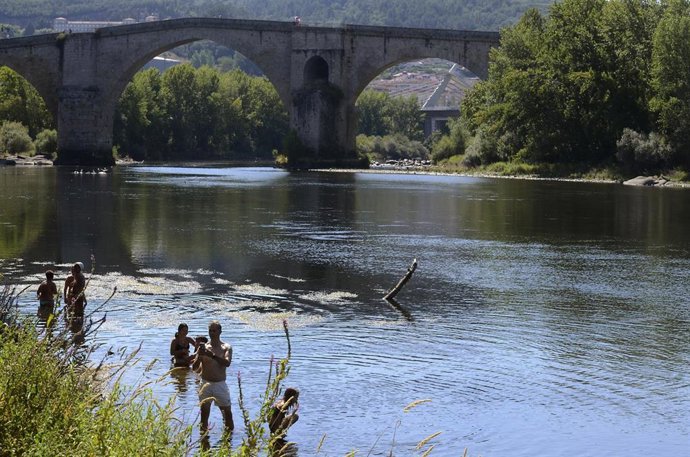 Archivo - Bañistas y patos en playa de la Antena en el río Miño, a 8 de agosto de 2023, en Ourense.
