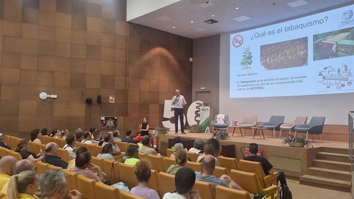 Charla informativa a los trabajadores de UNEI sobre el cigarrillo electrónico.