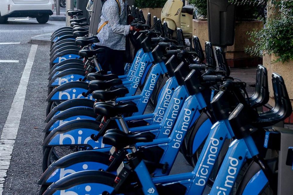 Archivo - Varias bicicletas aparcadas