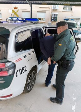 El detenido se introduce en un vehículo de la Guardia Civil tras ser detenido