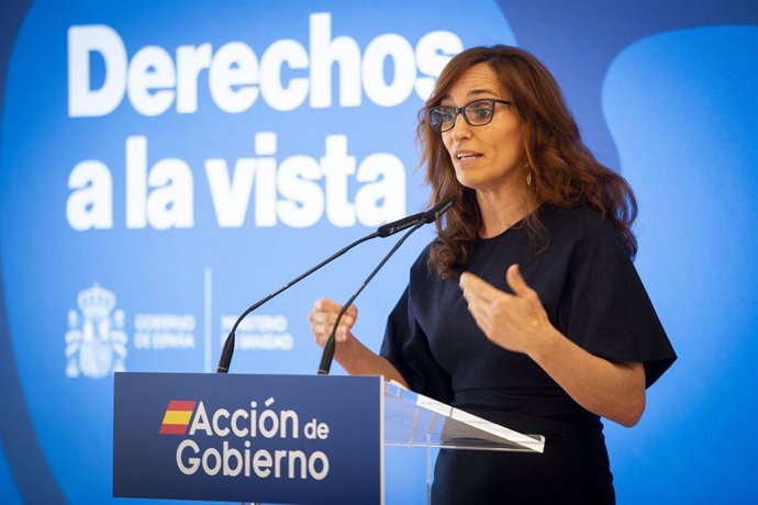 A Ministra da Saúde, Mónica García, durante um evento sobre políticas de saúde pública, no Colégio Nacional de Ópticos-Optometristas, em 26 de maio de 2025, em Madri (Espanha). O evento abordou a extensão do portfólio público de serviços de saúde, que ser