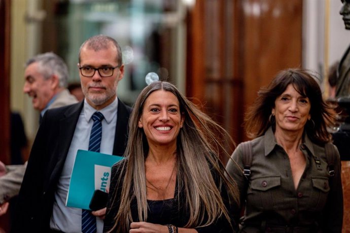 Archivo - La portavoz de Junts en el Congreso, Miriam Nogueras (c), durante una sesión plenaria, en el Congreso de los Diputados, a 10 de diciembre de 2024, en Madrid (España). 