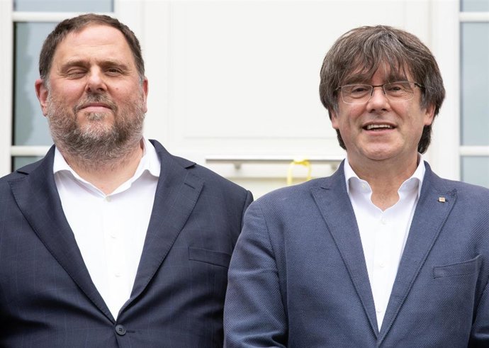 Archivo - El exvicepresidente y líder de ERC, Oriol Junqueras (i), y el expresidente de la Generalitat y líder de Junts, Carles Puigdemont, en el momento de su reencuentro en Waterloo.