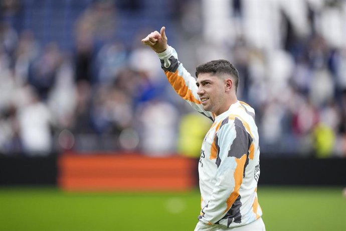 Archivo - El centrocampista del Real Madrid Fede Valverde, durante un calentamiento en el Santiago Bernabéu. 