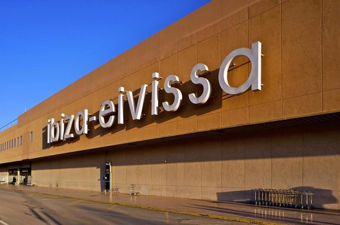 Archivo - Fachada del aeropuerto de Ibiza.