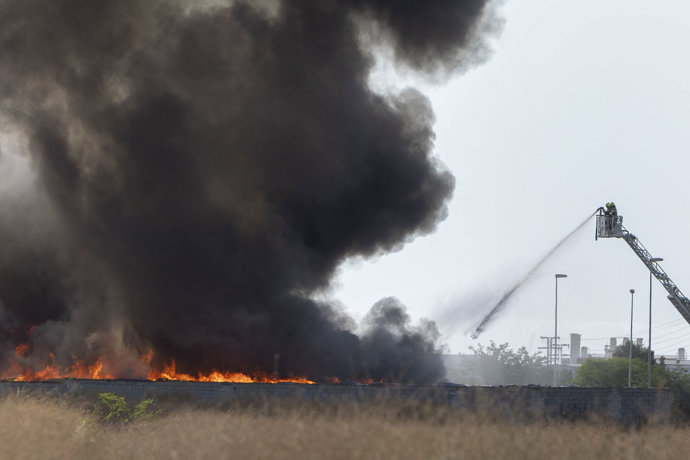 Densa columna de humo negro que sale del incendio en un antiguo desguace abandonado, a 30 de mayo de 2025, en Almassora.