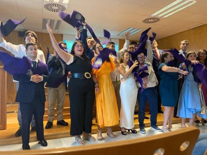 Jóvenes con discapacidad intelecutal se gradúan en la Pablo de Olavide en un curso de formación para el empleo.