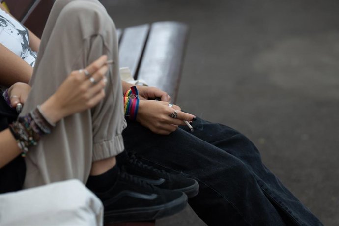 Archivo - Imagen de archivo de jóvenes fumando