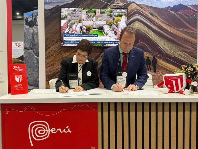 El rector de la UNIA, José Ignacio García, firmando un convenio de colaboración con la rectora Jeannette Tantaleán, de la Universidad César Vallejo (Perú),