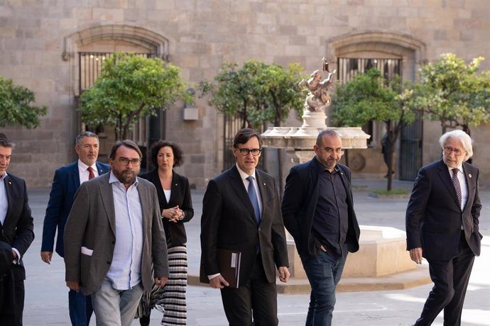 Archivo - El presidente de la Generalitat, Salvador Illa, durante una reunión con los agentes sociales, en el Palau de la Generalitat, a 7 de abril de 2025, en Barcelona, Catalunya (España). 