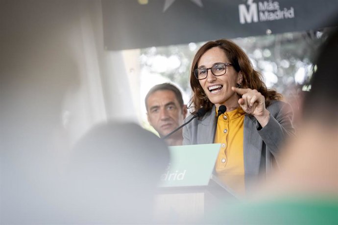 La ministra de Sanidad, Mónica García, interviene durante la celebración en Móstoles de las fiestas del 2 de mayo.