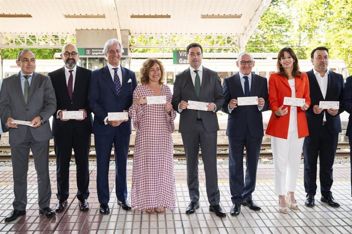 El lehendakari, Imanol Pradales, y la consejera de Movilidad Sostenible, Susana García Chueca, han asistido este viernes la puesta en servicio de las nuevas Cercanías de Álava