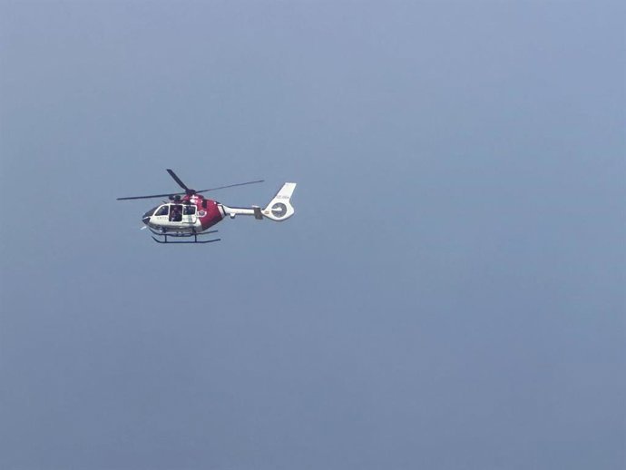 Un helicóptero de la Ertzaintza sobrevuela matxitxako y Lemoiz para intentar localizar al hombre desaparecido en la playa de Bakio
