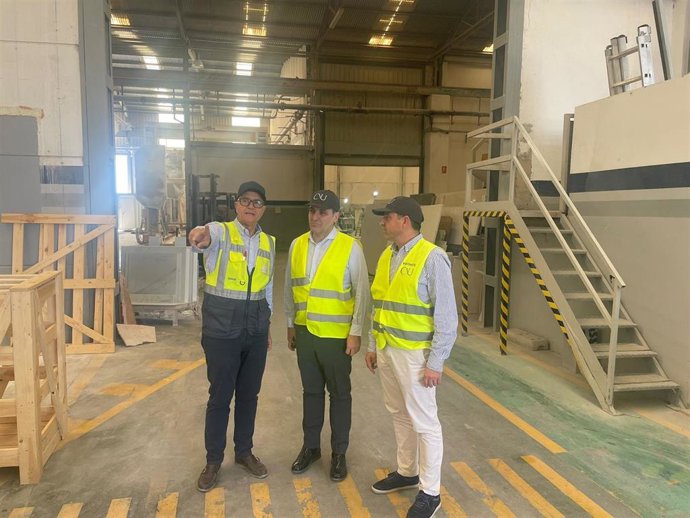 El viceconsejero de Industria, Energía y Minas de la Junta de Andalucía, Cristóbal Sánchez, durante su visita a las instalaciones de Cuéllar Arquitectura en Macael (Almería).