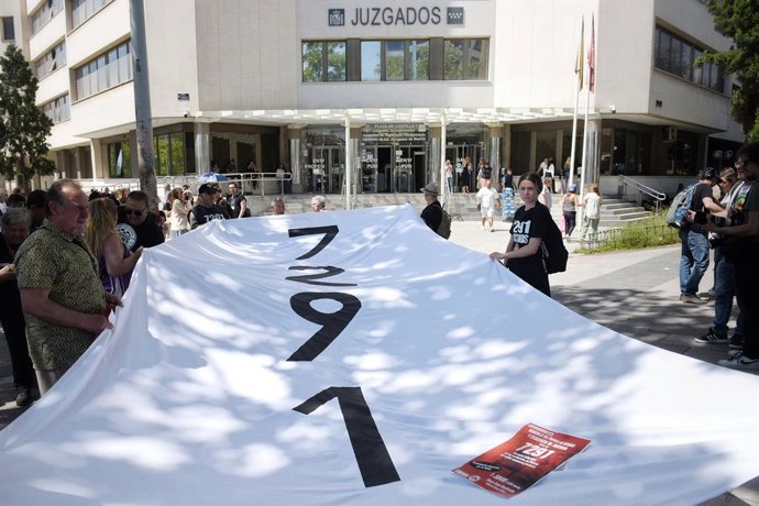 Várias pessoas em uma manifestação exigindo verdade, justiça e reparação para as vítimas da covid-19 nas residências, com faixas das 7291 mortes, em frente aos Tribunais da Plaza Castilla, em 26 de maio de 2025, em Madri (Espanha). O Tribunal de