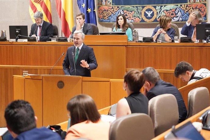 El presidente del Gobierno de Aragón, Jorge Azcón, en el hemiciclo de las Cortes de Aragón.