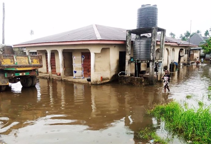 Archivo - Fotografía de archivo de una zona inundada en el estado de Rivers, en Nigeria