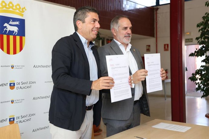 El 'president' de la Generalitat, Carlos Mazón (i), y el alcalde de Sant Joan d'Alacant, Santiago Román (d)