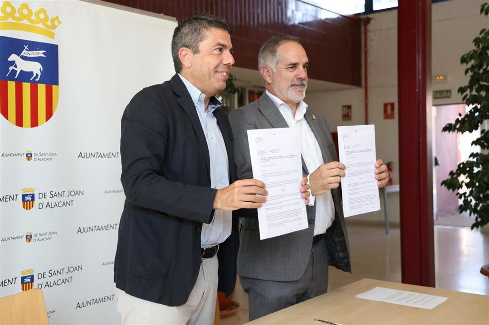 El 'president' de la Generalitat, Carlos Mazón (i), y el alcalde de Sant Joan d'Alacant, Santiago Román (d)