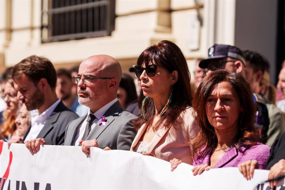 El delegado del Gobierno en la Comunidad de Madrid, Francisco Martín, la ministra de igualdad, Ana Redondo, y la subdelegada del Gobierno en la Comunidad de Madrid, Pilar Trinidad, durante el minuto de silencio por la última víctima de violencia de géne