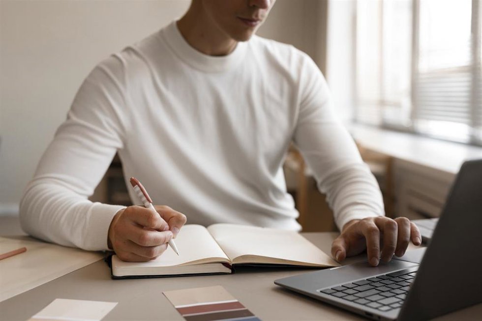 Archivo - Imagen de archivo de un joven opositor estudiando con un ordenador