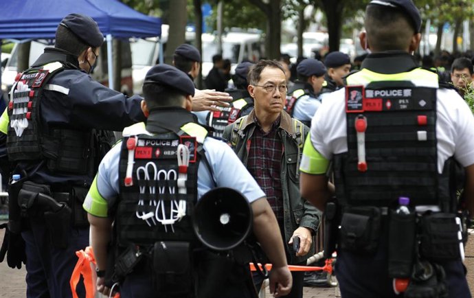 Archivo - Imagen de archivo de una multitud a las afueras de un tribunal en Hong Kong.