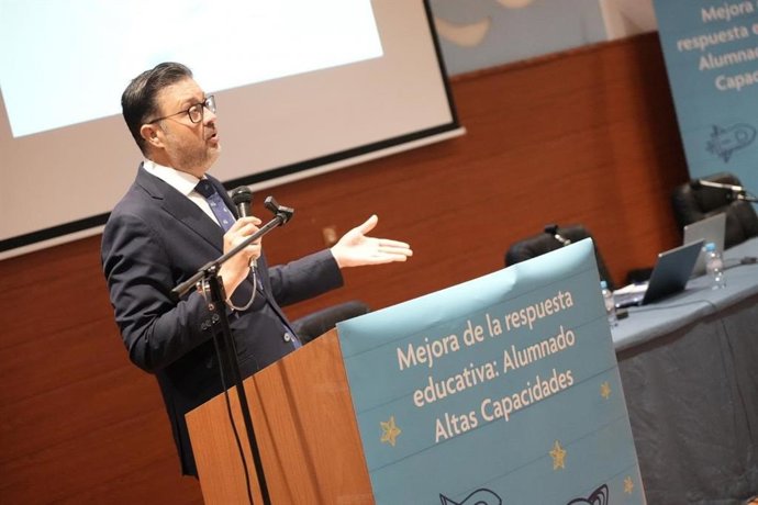 El consejero de Educación, Cultura y Deporte, Amador Pastor, durante su intervención en la acción formativa 'Acompañamiento del talento: reflexiones conjuntas'.