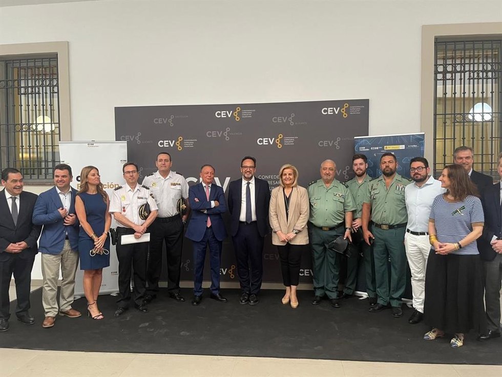 El secretario de Estado de Telecomunicaciones e Infraestructuras Digitales, Antonio Hernando, la presidenta de Fundación CEOE, Fátima Báñez, y el presidente de la CEV, Salvador Navarro, y ponentes antes de inaugurar la jornada +Ciberseguridad en Valnci