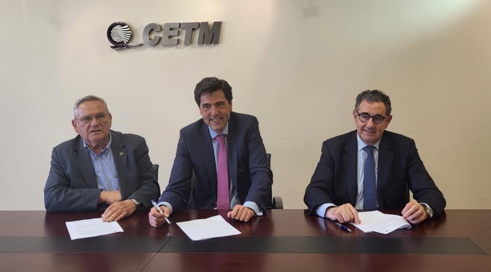 Momento de la firma del acuerdo entre Orange y la CETM