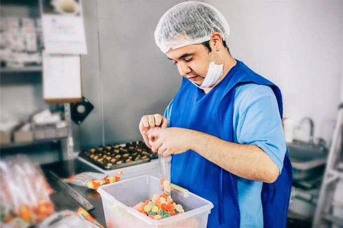 Archivo - Un trabajador con discapacidad