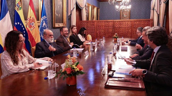 O ministro das Relações Exteriores da Venezuela, Yván Gil, recebe vários embaixadores, incluindo o espanhol Álvaro Albacete.