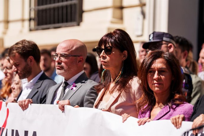 (2I-D) El delegado del Gobierno en la Comunidad de Madrid, Francisco Martín, la ministra de igualdad, Ana Redondo, y la subdelegada del Gobierno en la Comunidad de Madrid, Pilar Trinidad, durante el minuto de silencio por la última víctima de violencia de