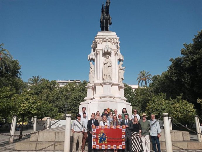 Foto de familia, con el grupo municipal de Vox al frente, a los pies del monumento a San Fernando tras la ofrenda floral.