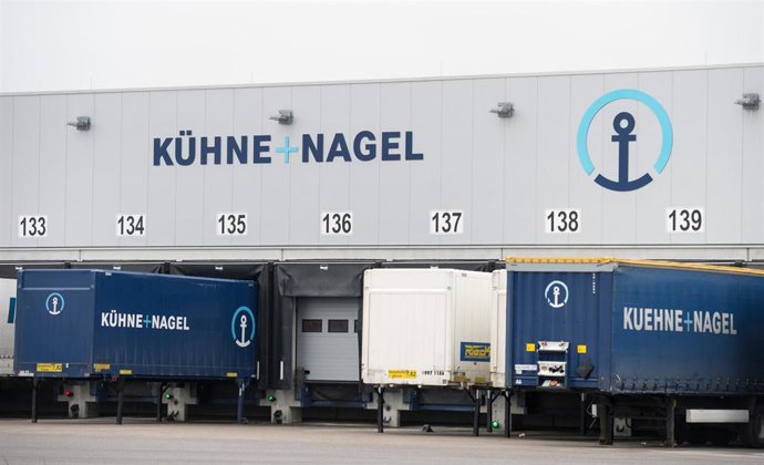 Archivo - FILED - 28 January 2015, Hamburg: Trucks by the company Kuehne+Nagel stand at the industrial area Obergeorgswerder in Hamburg. Photo: picture alliance / dpa