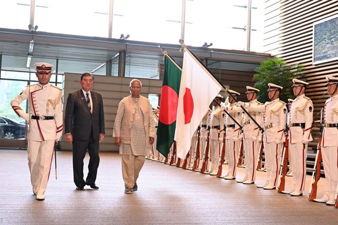 O primeiro-ministro do Japão, Shigeru Ishiba, e o primeiro-ministro interino de Bangladesh, Mohamed Yunus
