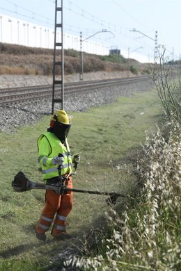 Archivo - Trabajos de desbroce en las vías