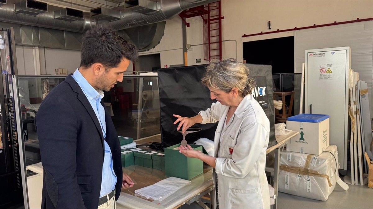 El Centro de Restauración de la Comunidad Autónoma rehabilita la  diadema principesca  del yacimiento de La Almoloya