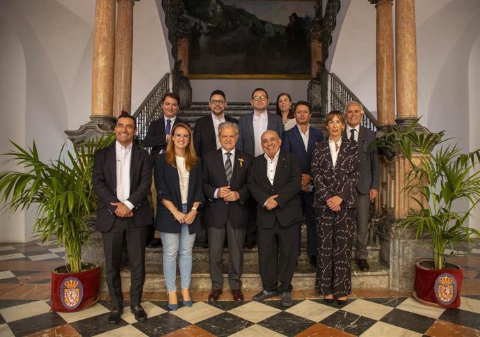 Salvador Fuentes (centro), en una foto de familia con responsables de la UNAD de Colombia, tras la firma del acuerdo.