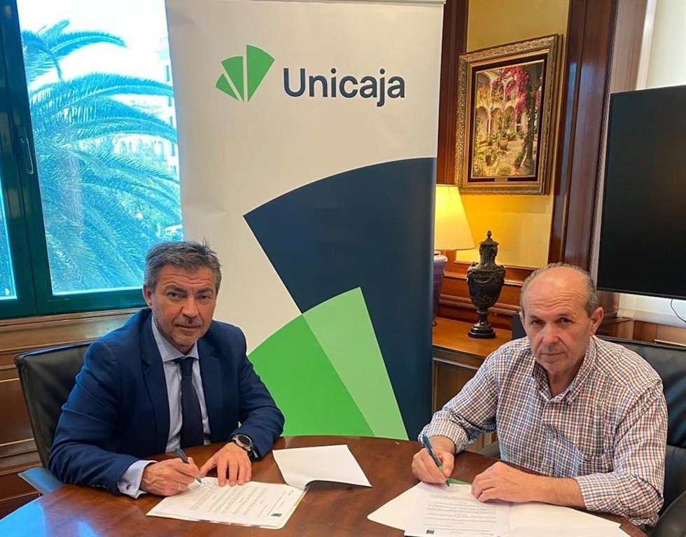 El director territorial de Unicaja en Málaga, Francisco José Reguera, y el secretario general de UPA Málaga, Francisco Moscoso, firman un convenio.