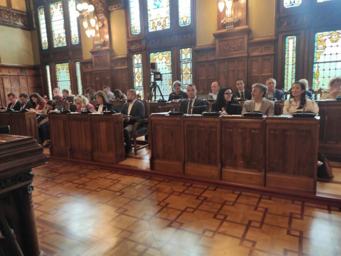 Gimena Llamedo, junto a miembros del Gobierno en una comisión parlamentaria