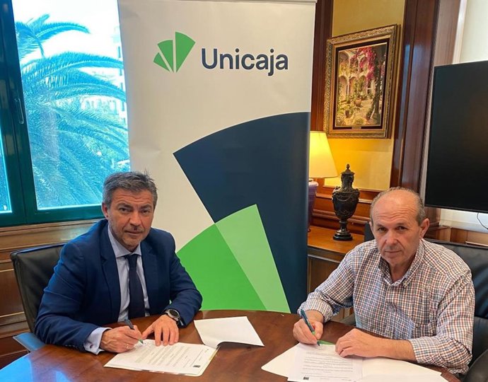 El director territorial de Unicaja en Málaga, Francisco José Reguera, y el secretario general de UPA Málaga, Francisco Moscoso, firman un convenio.