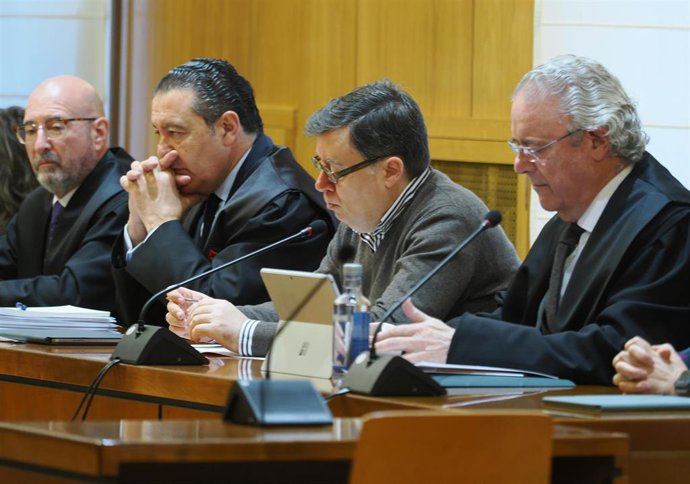 Archivo - Uno de los principales encausados, Rafael Delgado, segundo por la derecha, en un juicio anterior por la 'Pelar Negra', por el que fue condenado junto a otros implicados. 